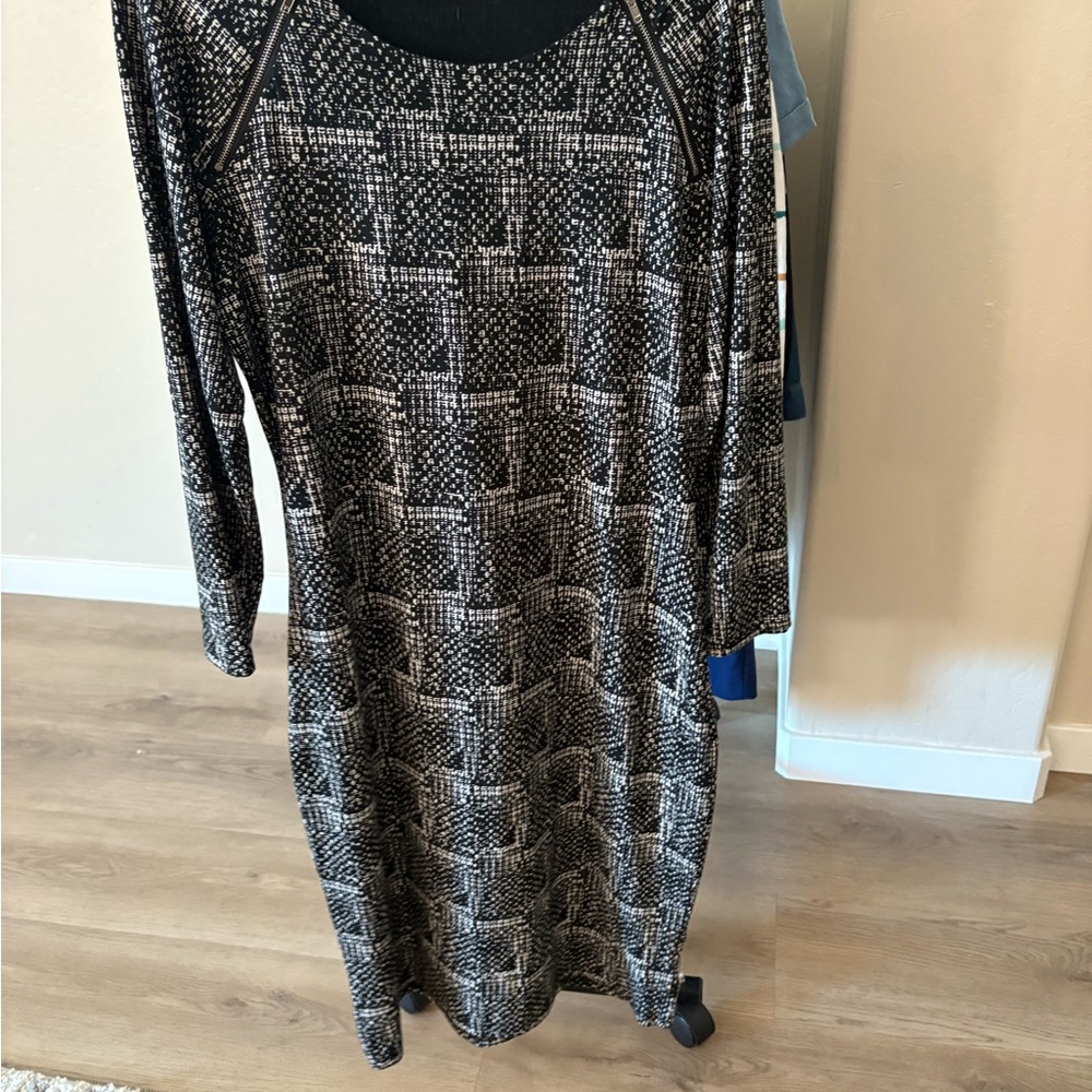 Elegant Black and White Patterned Long Sleeve Dress